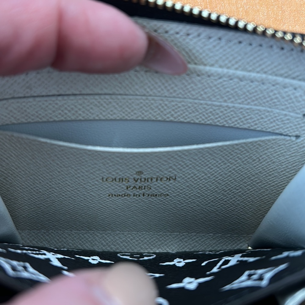 SOLD—-🔥NWT Louis Vuitton jungle coin purse - Picture 6 of 12